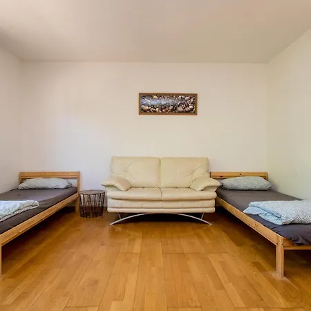 Mit 123qm Fuer 8 Personen Mit Sehr Grossem Garten, Einfache Innen-ausstattung Appartamento Lipsia