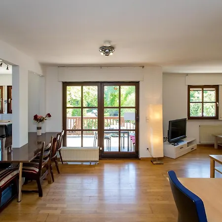 Mit 123qm Fuer 8 Personen Mit Sehr Grossem Garten, Einfache Innen-ausstattung Appartamento Lipsia