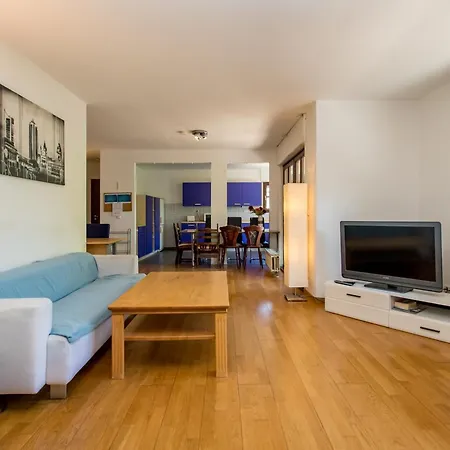 Mit 123qm Fuer 8 Personen Mit Sehr Grossem Garten, Einfache Innen-ausstattung Appartamento